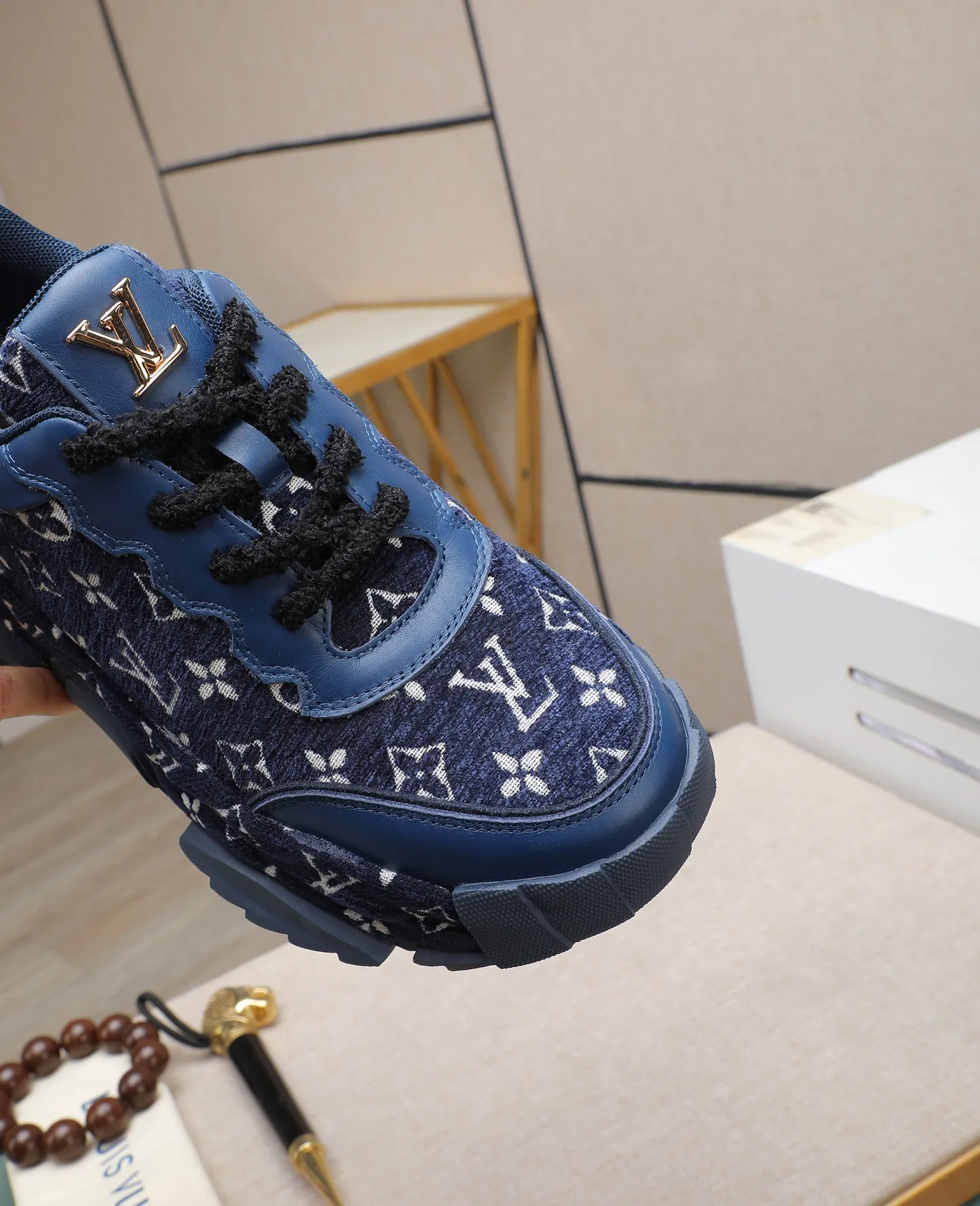 Men's shoes 💰600 LV are novel and fashionable, and the uppers are made of imported cowhide + LV special materials! Super trendy design! It’s eye-catching! The leather is soft, delicate, shiny and translucent, showing the ultimate in pure handcraftsmanship, and the mesh is soft, comfortable and breathable! Size: 39-44 (38 45 customized)
